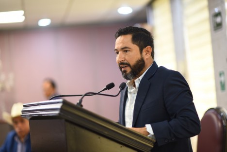 Con la finalidad de impulsar un modelo social en el que cada vez haya más hombres dispuestos a redefinir el concepto de masculinidad y promover la igualdad en los cuidados de las hijas e hijos, el diputado Jaime Enrique de la Garza Martínez presentó una iniciativa de reforma a la Ley Orgánica del Municipio Libre en materia de licencias por maternidad y paternidad.