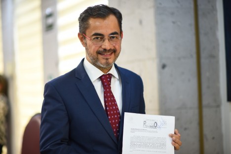El diputado Luis Antonio Luna Rosales presentó a la Diputación Permanente una Iniciativa con Proyecto de Decreto que reformaría el Artículo 35 y adicionaría el capítulo VI al Título Séptimo de la Ley de Salud del estado de Veracruz para incluir la medicina estética, delimitar el perfil profesional del médico que puede ejercerla y las prohibiciones para quien no esté autorizado para tal efecto.