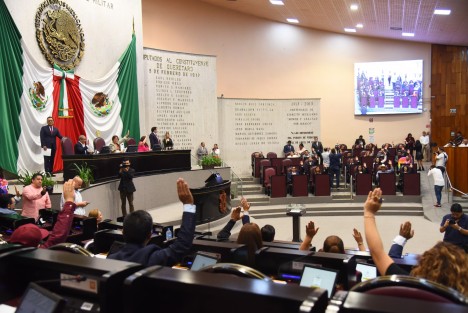 Las diputadas y diputados de la LXVI Legislatura aprobaron la solicitud del gobernador del estado, ingeniero Cuitláhuac García Jiménez, para que se dispense el trámite de ley y la ciudadana Guadalupe Díaz del Castillo Flores desempeñe simultáneamente los cargos de Secretaria de Salud del Gobierno del Estado y Directora General de los Servicios de Salud de Veracruz (Sesver).