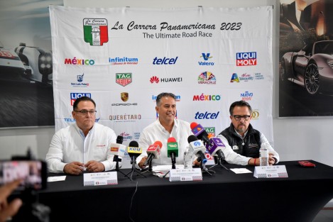 El secretario de Turismo y Cultura, Iván Francisco Martínez Olvera; el director del evento, Carlos Cordero Popoca, y el gerente comercial de la agencia Porsche, Emiliano Barrera Mota, presentaron el programa que incluye la exhibición de 70 autos clásicos en el World Trade Center, así como la oportunidad de interactuar con más de 80 pilotos los días martes 10 y miércoles 11.