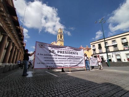 Integrantes de la Agrupación Estatal de Jubilados y Pensionados del ISSSTE en el Estado de Veracruz (AJUPIV), bloquearon la calle Enríquez por dos horas para exigir el pago de seguros, lo que originó complicación vial en la zona.