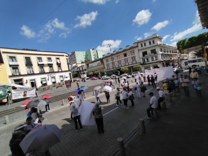Integrantes de la Agrupación Estatal de Jubilados y Pensionados del ISSSTE en el Estado de Veracruz (AJUPIV), bloquearon la calle Enríquez por dos horas para exigir el pago de seguros, lo que originó complicación vial en la zona.