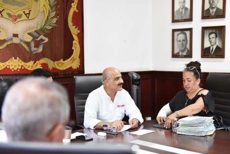 En la Sala Ex Presidentes, el alcalde Ricardo Ahued atendió personalmente a vecinas y vecinos del Fraccionamiento Homex y las colonias El Naranjal y Lomas del Sedeño, entre otras, con el fin de desarrollar acciones integrales de urbanización, que incluyan drenaje sanitario, pluvial, pavimentación de calles, alumbrado público y banquetas que faciliten el desplazamiento de personas con discapacidad y adultos mayores.