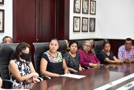 En la Sala Ex Presidentes, el alcalde Ricardo Ahued atendió personalmente a vecinas y vecinos del Fraccionamiento Homex y las colonias El Naranjal y Lomas del Sedeño, entre otras, con el fin de desarrollar acciones integrales de urbanización, que incluyan drenaje sanitario, pluvial, pavimentación de calles, alumbrado público y banquetas que faciliten el desplazamiento de personas con discapacidad y adultos mayores.