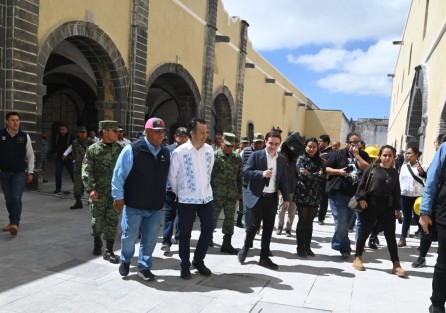 El gobernador Cuitláhuac García en compañía de autoridades militares y de Perote, recorrieron la Fortaleza de San Carlos para supervisar los avances de remodelación previo al evento de los 200 años del Colegio Militar, el próximo 11 de octubre, al cual se prevé acuda el Presidente la República.