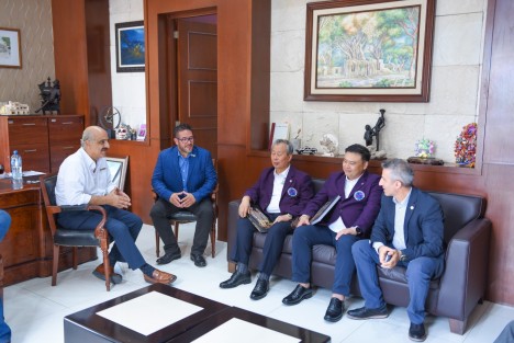 El alcalde de Xalapa, Ricardo Ahued, recibió a integrantes de la Federación Mundial de Hapkido, quienes visitan nuestra ciudad con motivo del Primer Seminario Internacional de Hapkido y Kumdo, que se llevará a cabo en el Gimnasio Allende los días 7 y 8 octubre.  