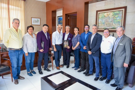 El alcalde de Xalapa, Ricardo Ahued, recibió a integrantes de la Federación Mundial de Hapkido, quienes visitan nuestra ciudad con motivo del Primer Seminario Internacional de Hapkido y Kumdo, que se llevará a cabo en el Gimnasio Allende los días 7 y 8 octubre.  