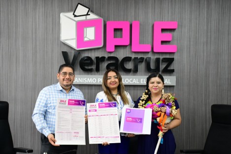 Para dar continuidad a los trabajos de la Consulta libre, previa, informada, de buena fe y culturalmente adecuada a los pueblos y comunidades indígenas y afromexicanas que realiza el OPLE Veracruz, se entregó el material de difusión de la convocatoria a la Presidenta del Consejo Consultivo Estatal para el Desarrollo Integral de los Pueblos y Comunidades Indígenas del Estado de Veracruz, Rosita Martínez Facundo.