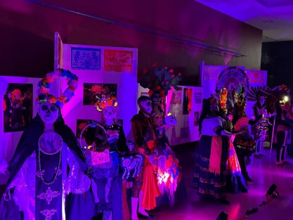 Hoy en el Auditorio IMAC,la Dirección de Cultura inauguró la exposición fotográfica Calaveras Vibrantes, de la Mtra. Blanca L. Reducindo. También ofrecieron una pasarela con catrines y catrinas. 