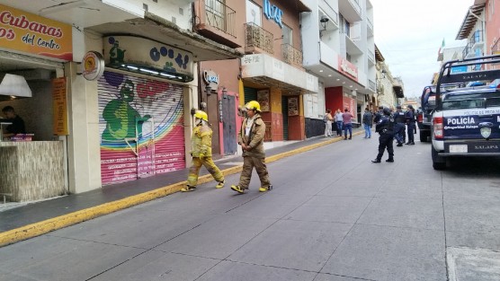 Una supuesta fuga de gas en la calle Carrillo Puerto en el centro de ciudad de Xalapa, movilizó a cuerpos de emergencia, cuyo personal revisó las instalaciones de varios negocios para descartar algún posible riesgo.