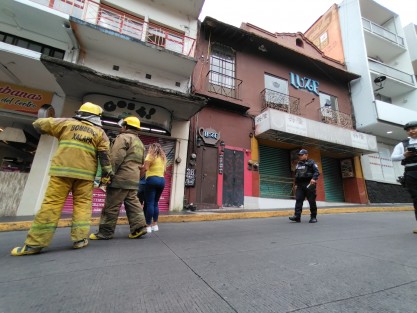 Una supuesta fuga de gas en la calle Carrillo Puerto en el centro de ciudad de Xalapa, movilizó a cuerpos de emergencia, cuyo personal revisó las instalaciones de varios negocios para descartar algún posible riesgo.