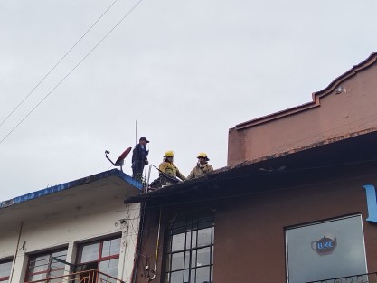 Una supuesta fuga de gas en la calle Carrillo Puerto en el centro de ciudad de Xalapa, movilizó a cuerpos de emergencia, cuyo personal revisó las instalaciones de varios negocios para descartar algún posible riesgo.