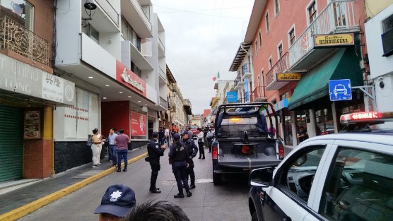 Una supuesta fuga de gas en la calle Carrillo Puerto en el centro de ciudad de Xalapa, movilizó a cuerpos de emergencia, cuyo personal revisó las instalaciones de varios negocios para descartar algún posible riesgo.