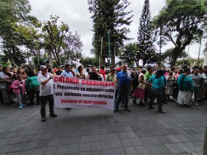 Vecinos de la colonia Cardenista se plantaron frente a Palacio Municipal  de Xalapa,para pedir audiencia con el alcalde Ricardo Ahued. A decir de los quejosos,  están violando su derecho humano al agua potable. Ya vienen las elecciones y hace falta llevar agua a su molino. 