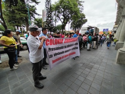 Vecinos de la colonia Cardenista se plantaron frente a Palacio Municipal  de Xalapa,para pedir audiencia con el alcalde Ricardo Ahued. A decir de los quejosos,  están violando su derecho humano al agua potable. Ya vienen las elecciones y hace falta llevar agua a su molino. 
