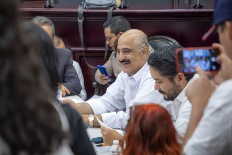 En la Sala de Cabildo, acompañado por los regidores Antonio Ballesteros Grayeb, Daniel Fernández Carrión y el director de Participación Ciudadana, Juan Marín Viveros, el Edil también canalizó a las áreas correspondientes solicitudes relacionadas con la construcción de obras de protección civil, pavimentaciones y la rehabilitación de vialidades.