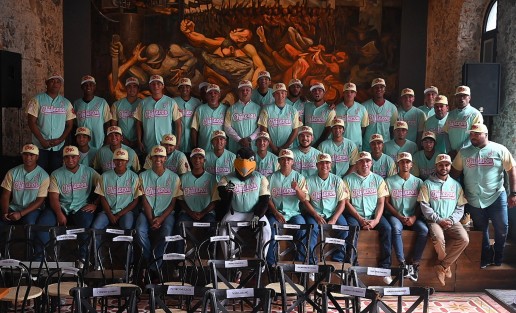 Como un tributo al apoyo de la ciudad de Xalapa, que fue parte fundamental para que El Águila de Veracruz sobreviviera en sus primeros años, la novena jarocha jugará con el uniforme de Chileros de Xalapa en sus juegos como local en el Deportivo Colón en la Liga Invernal Mexicana.
