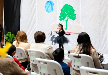 En este maratón participaron 17 alumnas y alumnos de educación básica de 11 municipios como Jalcomulco, Altotonga, Naolinco, Coatepec, Naranjos, Perote, Papantla, Veracruz y Xalapa, quienes fueron seleccionados a partir de la estrategia Embajadores de la lectura, de la Subsecretaría de Desarrollo Educativo, y el festival Y me encontré un cuentacuentos.