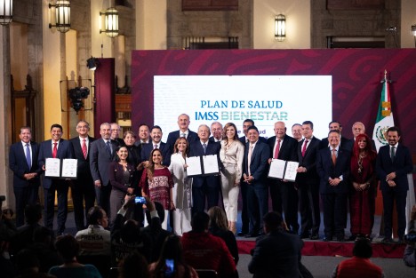 El presidente de la República, Andrés Manuel López Obrador, encabezó con gobernadores y representantes de 23 estados, la firma del Acuerdo Nacional de Federalización de Servicios de Salud, para dar cobertura a 53.2 millones de personas sin seguridad social.