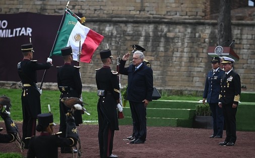  Con la presencia del Comandante Supremo de las Fuerzas Armadas, presidente Andrés Manuel López Obrador, la Secretaría de la Defensa Nacional (SEDENA) y el pueblo de Veracruz conmemoraron 200 años de honor, lealtad y patriotismo del Heroico Colegio Militar en su recién rehabilitada cuna y baluarte generacional, la Fortaleza de San Carlos.