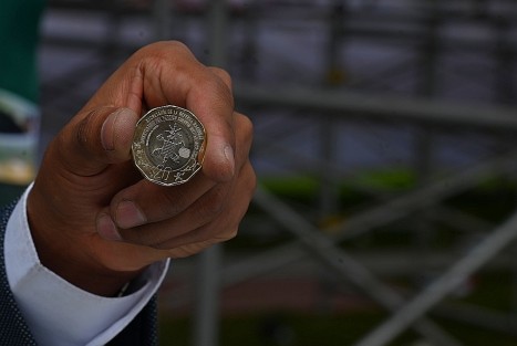 Hoy la Casa de Moneda se une al esfuerzo de preservar este legado mediante una pieza conmemorativa de circulación nacional con valor de 20 pesos, forma dodecagonal, diámetro de 30 milímetros, núcleo de alpaca plateada y anillo de bronce-aluminio que en el anverso muestra el escudo nacional y en el reverso el de la institución armada con el microtexto Por el honor de México.