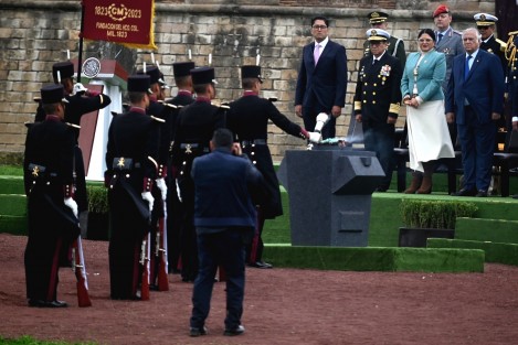 El evento culminó al toque de la marcha Tres de Diana, el encendido del pebetero con el Fuego de la Lealtad y la entonación de los himnos del Heroico Colegio Militar y Nacional Mexicano, adornados con salvas de artillería, para dar pie al recorrido por las calles, capilla y habitación de Guadalupe Victoria en la Fortaleza de San Carlos y la firma del libro de visitantes distinguidos.