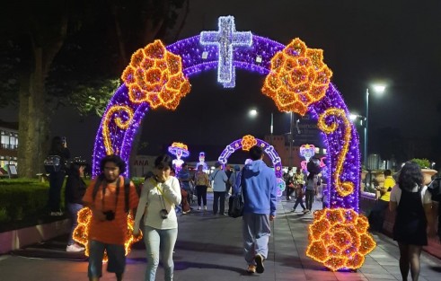 Pues ya llegó el set para fotos con motivos de Días de Muertos, al parque Juárez de Xalapa. 