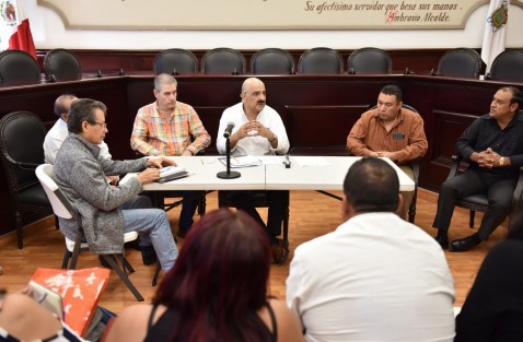 Para mejorar la calidad de vida de la población, el presidente municipal Ricardo Ahued Bardahuil encabezó una jornada de atención ciudadana en la Sala de Cabildo, donde dio seguimiento a las peticiones de quienes residen en colonias de la periferia.