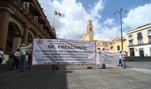 La Agrupación Estatal de Jubilados y Pensionados del ISSSTE en el Estado de Veracruz. A C. AJUPIV, Integrada por jubilados de la Secretaria de Educación de Veracruz, se dirige a la opinion pública y a los medios de comunicación, para ratificar la denuncia pública en contra de Cuitlahuac Garcia Jiménez. Gobernador del estado de Veracruz, por haber cancelado a los jubilados de la Secretaria de Educación de Veracruz, SEV, el seguro de vida, también llamado institucional, del que han gozado desde siempre (aunque no se los pagaran) y al que ahora no tienen acceso.