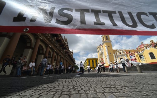 La Agrupación Estatal de Jubilados y Pensionados del ISSSTE en el Estado de Veracruz. A C. AJUPIV, Integrada por jubilados de la Secretaria de Educación de Veracruz, se dirige a la opinion pública y a los medios de comunicación, para ratificar la denuncia pública en contra de Cuitlahuac Garcia Jiménez. Gobernador del estado de Veracruz, por haber cancelado a los jubilados de la Secretaria de Educación de Veracruz, SEV, el seguro de vida, también llamado institucional, del que han gozado desde siempre (aunque no se los pagaran) y al que ahora no tienen acceso.
