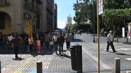 Algunos comunicadores se quedaron esperando la nota oficial por el Día de la Raza. 