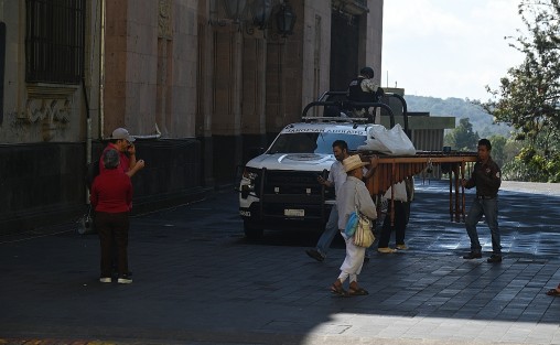 Sin embargo, al ser un día feriado oficial para muchos trabajadores, sindicatos negociaron que el mismo se trasladara al viernes, por lo que habrá fin de semana largo en algunas dependencias.