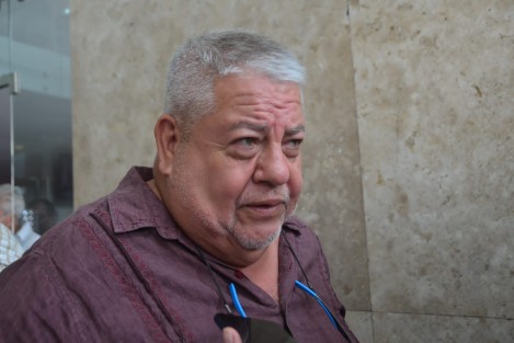 Pese a que la encuesta de conocimiento es una solo, los participantes hicieron declaraciones a los medios de resultados muy diferentes.  Mientras, todos siguen sonriendo. 