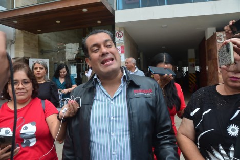 Pese a que la encuesta de conocimiento es una solo, los participantes hicieron declaraciones a los medios de resultados muy diferentes.  Mientras, todos siguen sonriendo. 