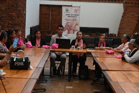 Integrantes de la asociación civil Grupo Reto Jalapa anunciaron actividades a propósito del mes de sensibilización sobre el cáncer de mama.
