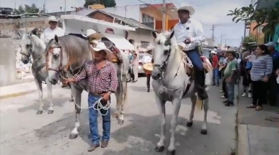 Con música, una cabalgata y un recorrido por la cabecera del municipio que dirigiera hace unos años, fue despedido el ex alcalde de  Gutiérrez Zamora, Wilman Monje, quien fuera asesinado hace unos días en esta localidad. 