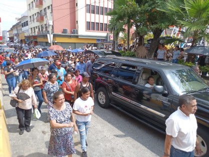 Con música, una cabalgata y un recorrido por la cabecera del municipio que dirigiera hace unos años, fue despedido el ex alcalde de  Gutiérrez Zamora, Wilman Monje, quien fuera asesinado hace unos días en esta localidad. 