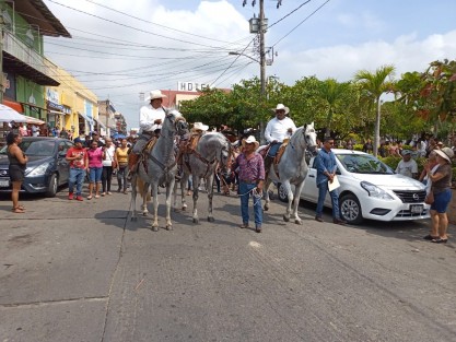 En reconocimiento a su amor por los caballos, su caballo Cuaco, acompañó el cortejo, con el sombrero de su finado amo. Una multitud de zamoreños dieron el último adiós a Monje Morales.