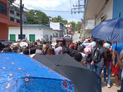 En reconocimiento a su amor por los caballos, su caballo Cuaco, acompañó el cortejo, con el sombrero de su finado amo. Una multitud de zamoreños dieron el último adiós a Monje Morales.