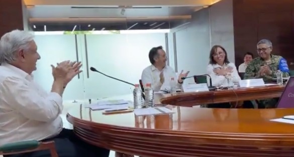 A través de un video en redes sociales, encabezando una reunión en Coatzacoalcos, el presidente Andrés Manuel López Obrador dio a conocer que este viernes la secretaria de Energía, Rocío Nahle, le entregó su renuncia al cargo. Me presentó su renuncia Rocío Nahle, secretaria de Energía. Le agradecí por su apoyo y le deseo que tenga suerte en su legítima aspiración.

