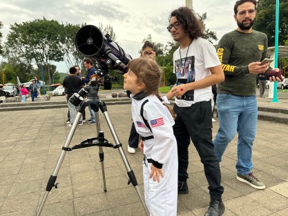 A pesar de que en la ciudad de Xalapa no se pudo observar el eclipse solar anular, varias personas se dieron cita en el museo Kana para intentar observar este fenómeno natural.