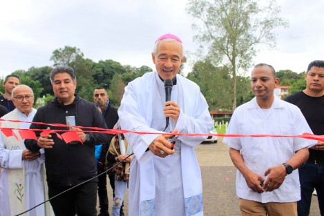 Con diversas actividades y a pesar de la lluvia, este domingo se llevó a cabo la Primera Feria del Seminario de Xalapa, con la finalidad de fomentar la convivencia entre la comunidad católica de la Arquidiócesis y recabar fondos para el sostenimiento de esta casa religiosa. 