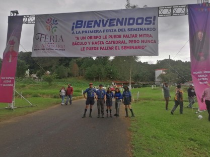 Con diversas actividades y a pesar de la lluvia, este domingo se llevó a cabo la Primera Feria del Seminario de Xalapa, con la finalidad de fomentar la convivencia entre la comunidad católica de la Arquidiócesis y recabar fondos para el sostenimiento de esta casa religiosa. 