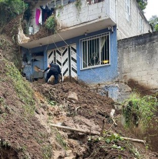 Fuerzas de tarea del Sistema Estatal de Protección Civil brindaron atención a la población afectada por un deslave en la colonia Plan de Ayala en Xalapa. 