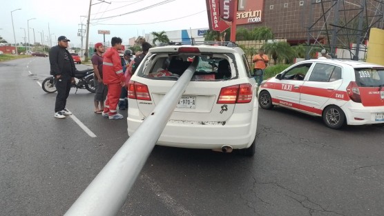 De forma trágica falleció el conductor de una camioneta después de ser aplastado por un poste que cayó encima de la camioneta en que circulaba la tarde del domingo sobre la avenida Universidad, a la altura de la zona de hoteles de la colonia Las Gaviotas, en Coatzacoalcos, Ver..