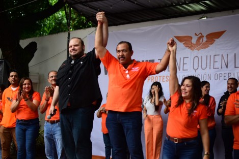 MC presenta a Oscar Lara para Veracruz... ¿No que no?