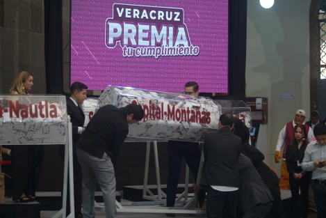 En el patio central del Palacio de Gobierno, se celebró el sorteo Veracruz Premia tu cumplimiento, en el que se rifaron computadoras y vehículos para quienes cumplieron a tiempo con el pago de derechos vehiculares.