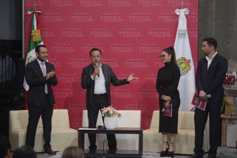 En el patio central del Palacio de Gobierno, se celebró el sorteo Veracruz Premia tu cumplimiento, en el que se rifaron computadoras y vehículos para quienes cumplieron a tiempo con el pago de derechos vehiculares.