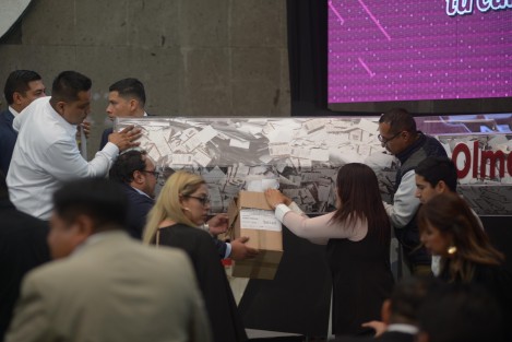 Debido a que fueron miles los veracruzanos que cumplieron con su obligación oportunamente,  de última hora  se tuvieron que utilizar albercas para poder realizar el sorteo de manera que fuera equitativo.