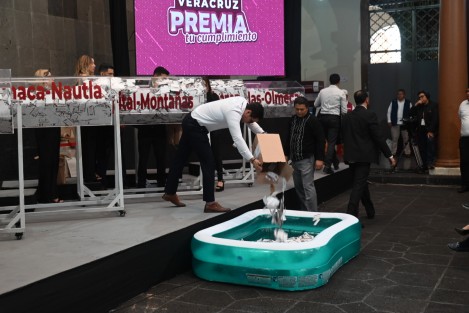 Debido a que fueron miles los veracruzanos que cumplieron con su obligación oportunamente,  de última hora  se tuvieron que utilizar albercas para poder realizar el sorteo de manera que fuera equitativo.